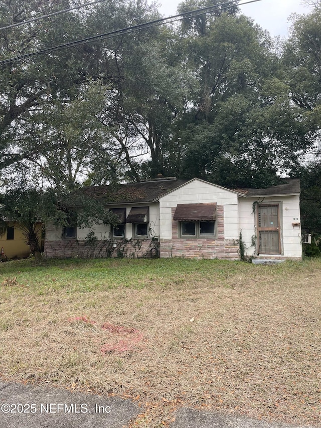 view of front of property with a front lawn