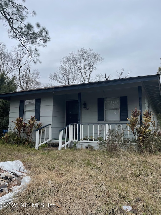 single story home with a porch