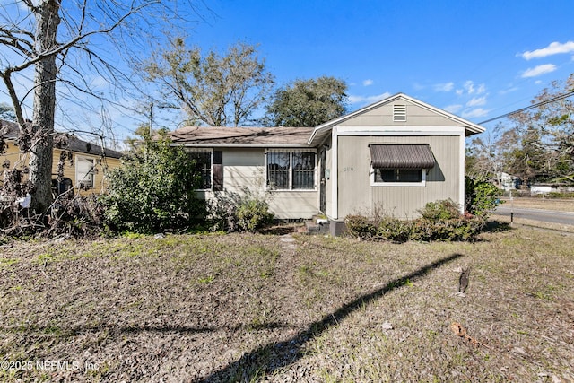 view of front of property with a front lawn