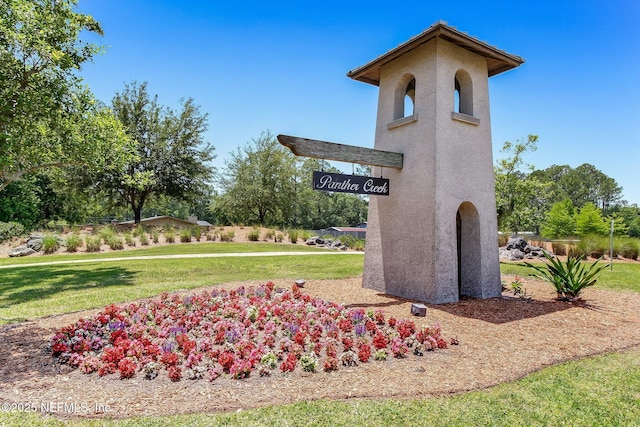 community sign with a lawn