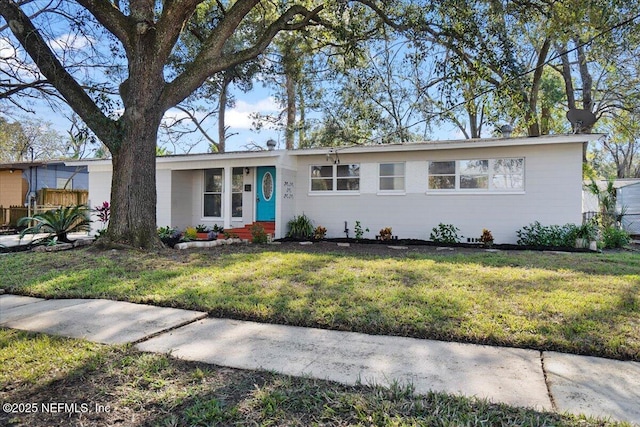 single story home featuring a front yard