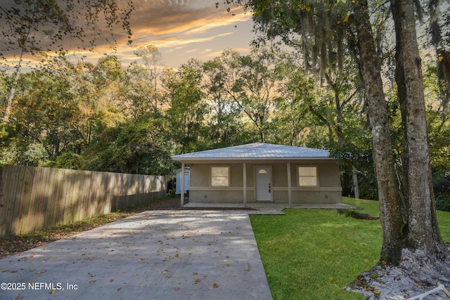 view of front of property featuring a yard