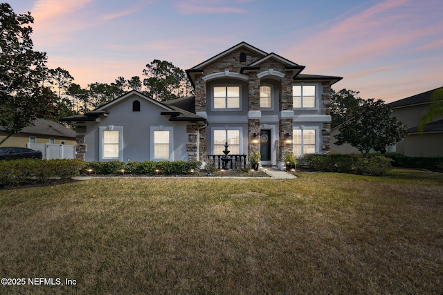 view of front of property featuring a lawn