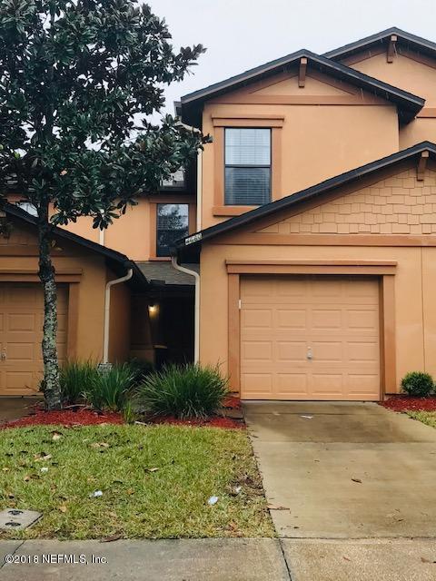 view of front facade featuring a garage and a front lawn