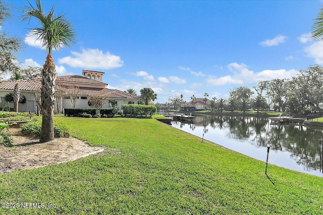 view of yard featuring a water view