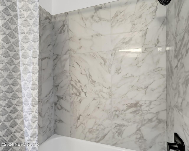 bathroom featuring tiled shower / bath