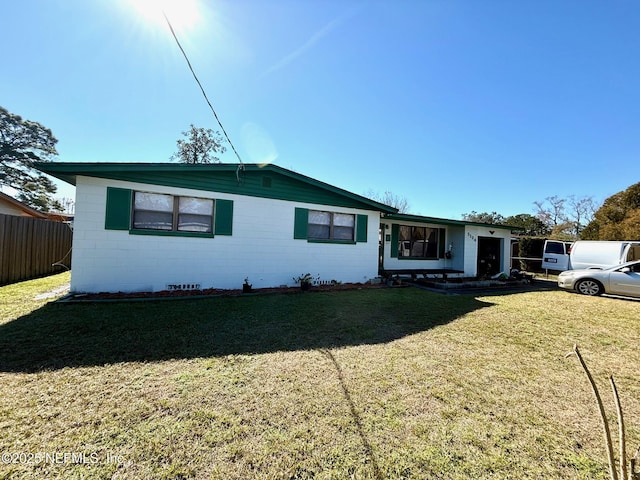 ranch-style house featuring a front yard