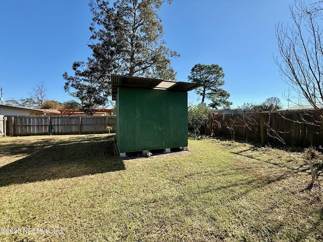 view of yard featuring a storage unit