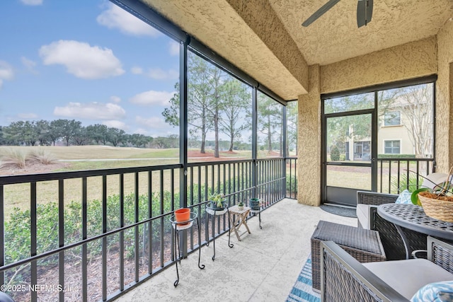 sunroom with ceiling fan