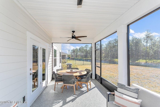 sunroom with ceiling fan