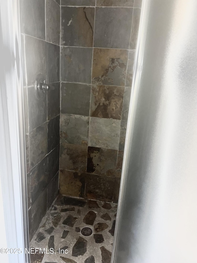 bathroom featuring a tile shower