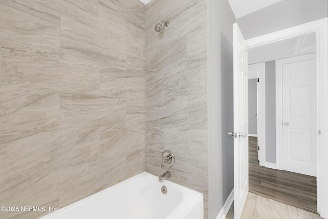 bathroom featuring tiled shower / bath