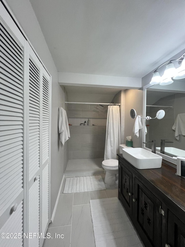 bathroom featuring a shower with curtain, vanity, and toilet