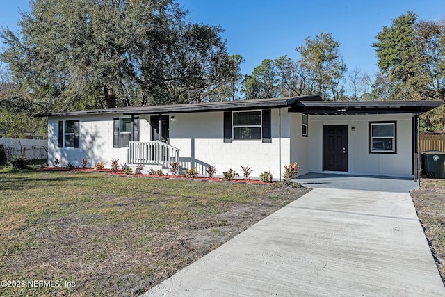 ranch-style house featuring a front yard