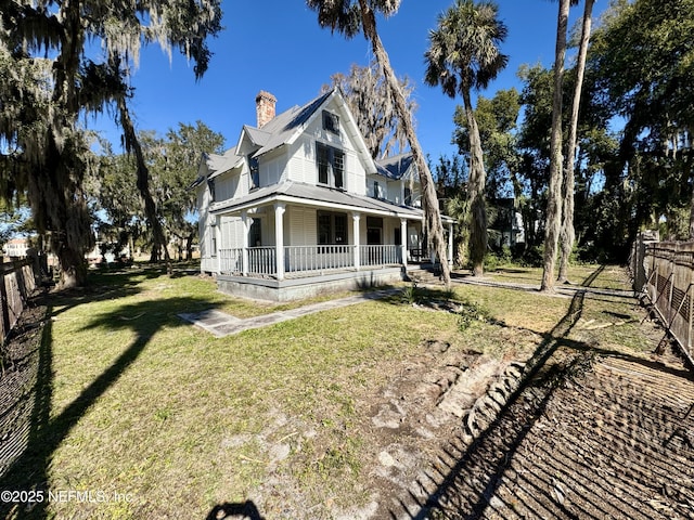 view of front of property featuring a front yard and covered porch