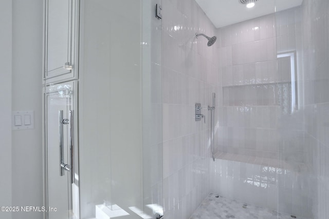 bathroom featuring a tile shower