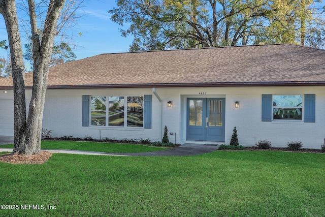 single story home featuring a front lawn