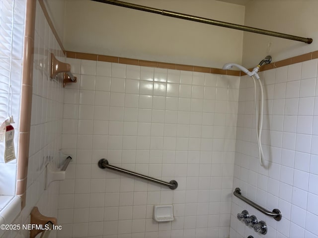 bathroom with tiled shower / bath combo