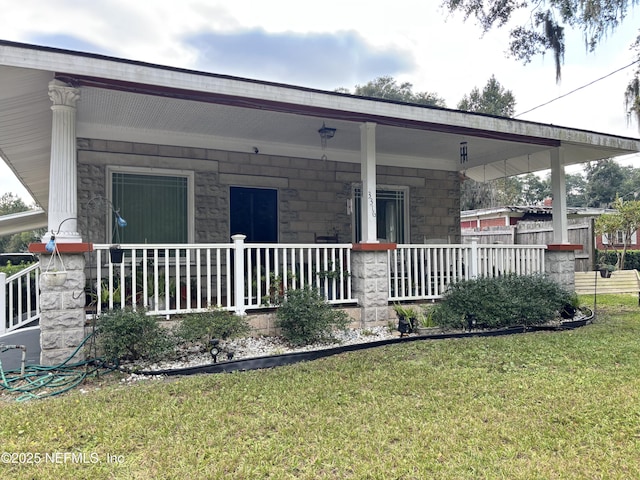 view of front facade with a front yard and covered porch