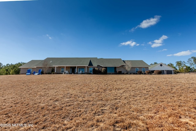 ranch-style house featuring a front yard