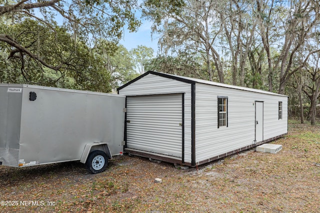 view of outdoor structure featuring an outbuilding