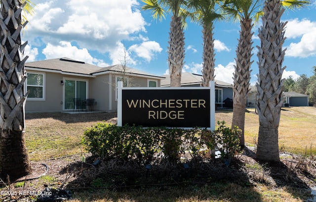 community sign featuring a yard