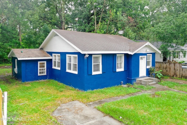 single story home with a front lawn