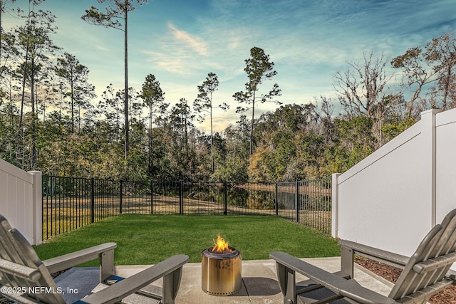 view of yard featuring an outdoor fire pit