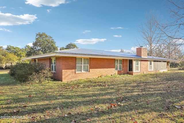 view of front facade with a front lawn