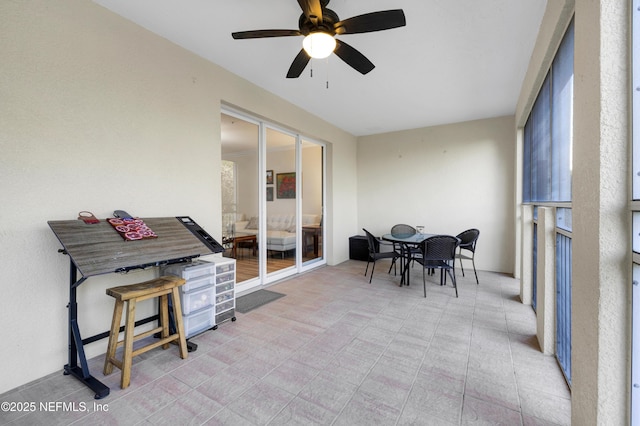 sunroom with ceiling fan