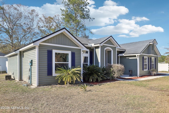 view of front of house featuring a front yard