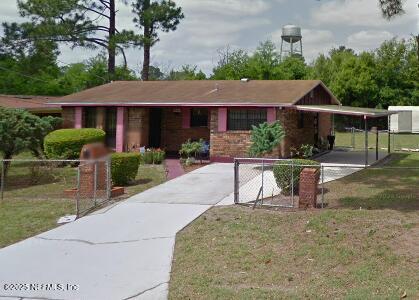 view of front of home featuring a carport and a front lawn