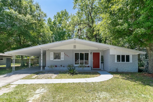 view of front of property featuring a carport and a front lawn