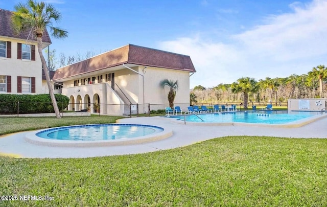 view of swimming pool featuring a yard