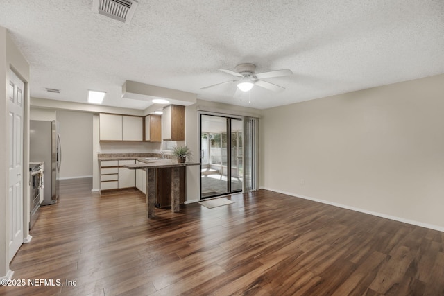 kitchen featuring white cabinetry, dark wood-type flooring, a breakfast bar, and ceiling fan