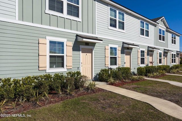 townhome / multi-family property featuring a front yard