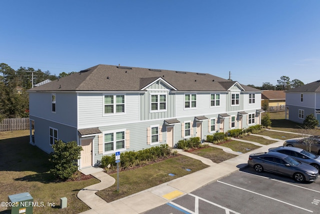 view of front of house featuring a front lawn