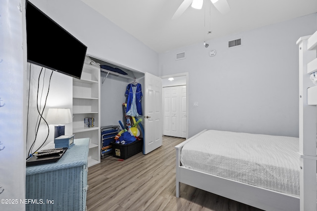 bedroom with hardwood / wood-style flooring, a closet, and ceiling fan