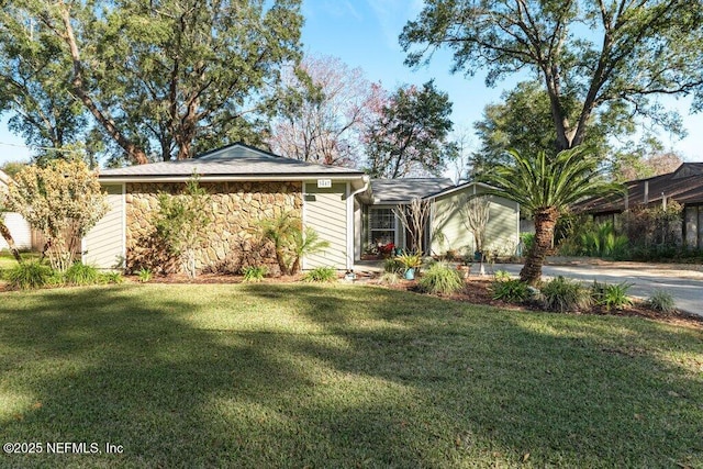 view of front of house featuring a front yard