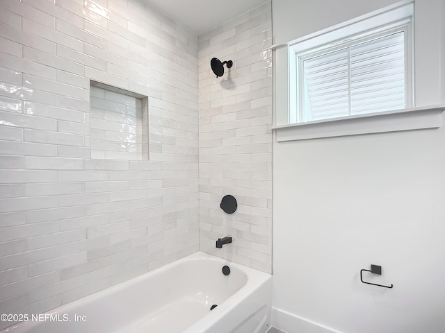 bathroom with tiled shower / bath