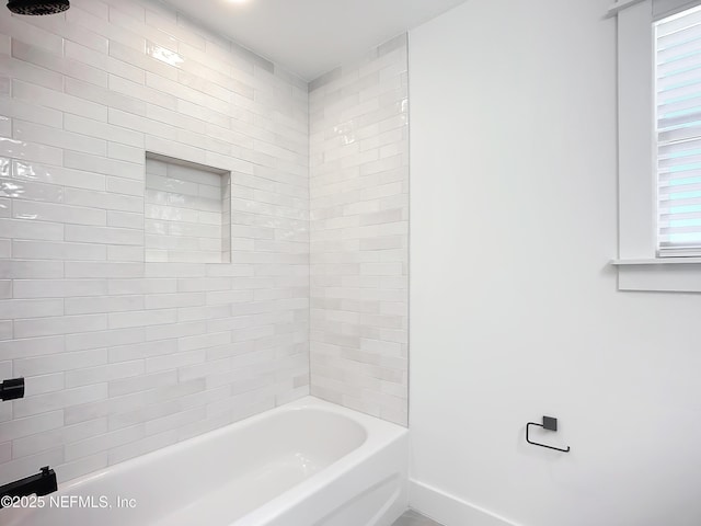 bathroom with tiled shower / bath combo