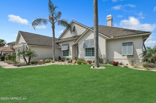 view of front of property featuring a front yard