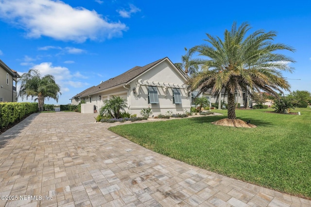 view of front of house featuring a front lawn