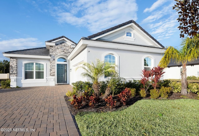 view of front of house featuring a front yard