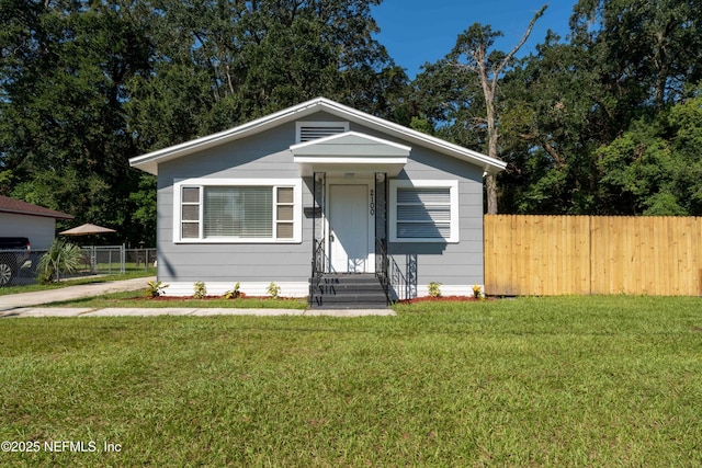 bungalow-style house featuring a front lawn