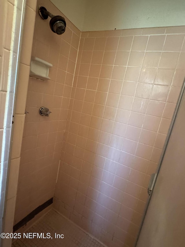 bathroom featuring tiled shower