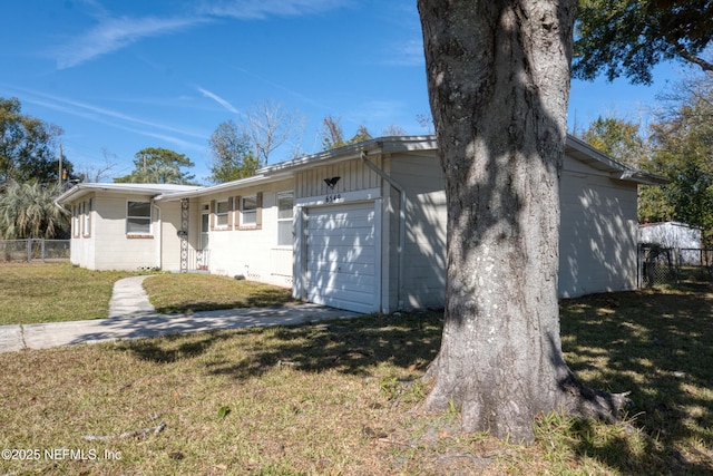 view of front facade featuring a garage and a front yard