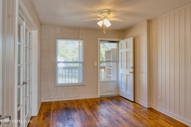 entryway with ceiling fan, ornamental molding, dark hardwood / wood-style floors, and a textured ceiling