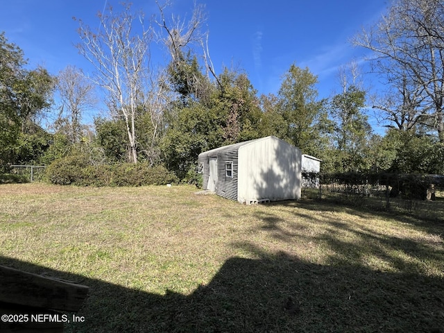 view of yard featuring a storage unit