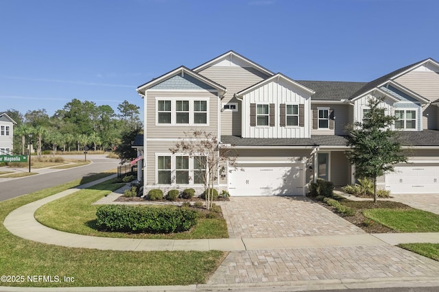 view of front facade featuring a garage